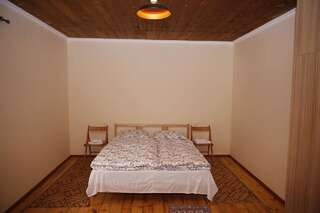Гостевой дом Hooga Guest House Калаван Двухместный номер с двуспальной кроватью и дополнительной кроватью-1